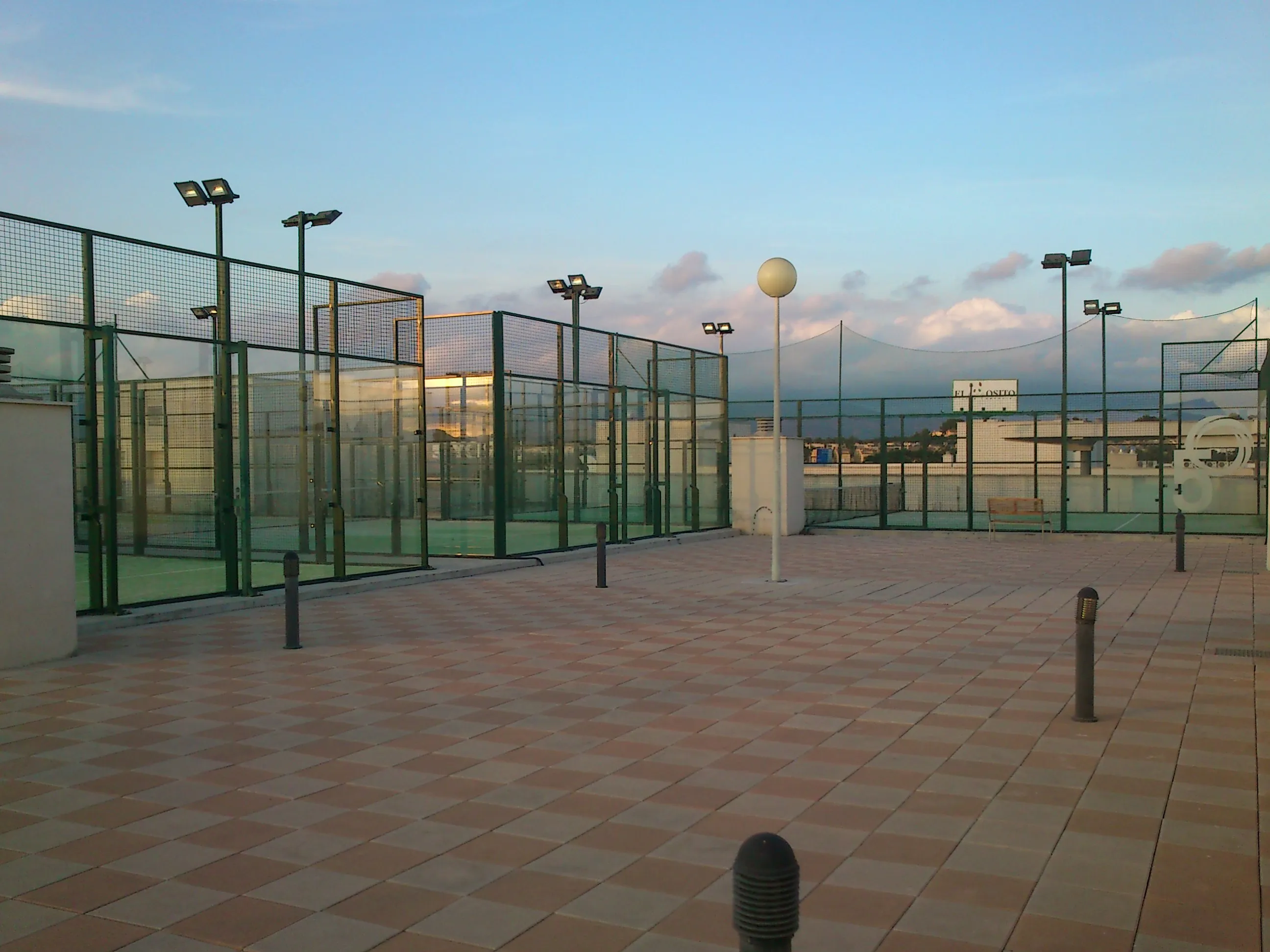 Corporea Wellness Club - pista de pádel en Eliana